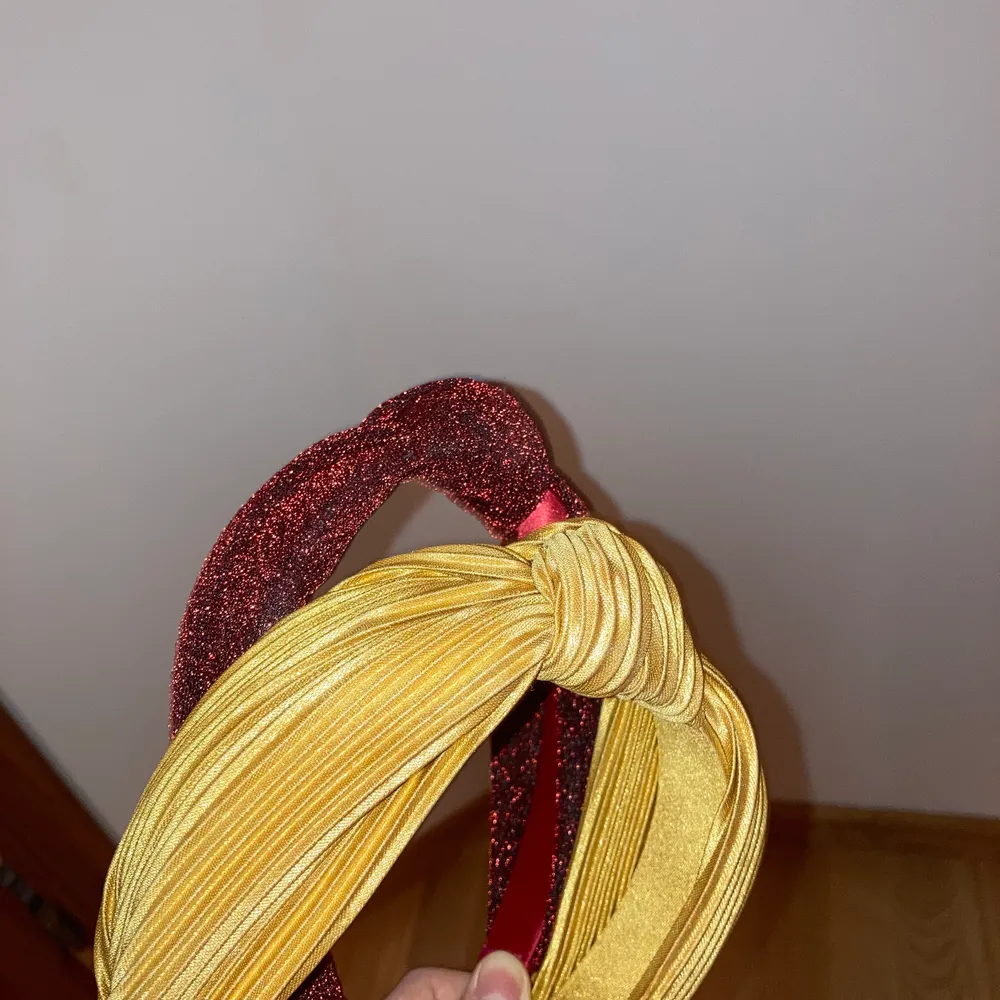 Säljer detta fina röda hårband från glitter, de gula är sålt. . Accessoarer.