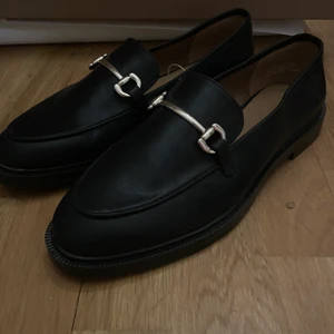 Loafers  - Aldrig använda loafers. Svarta. Storlek 39. Hämtas i sköndal eller Telefonplan. Eller frakt köparen står för frakt 