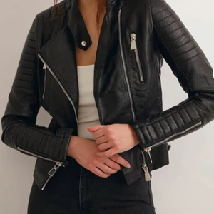 Skin jacka - bra skick, knappt använd. Kan skicka flera bilder om man är intresserad att köpa☺️