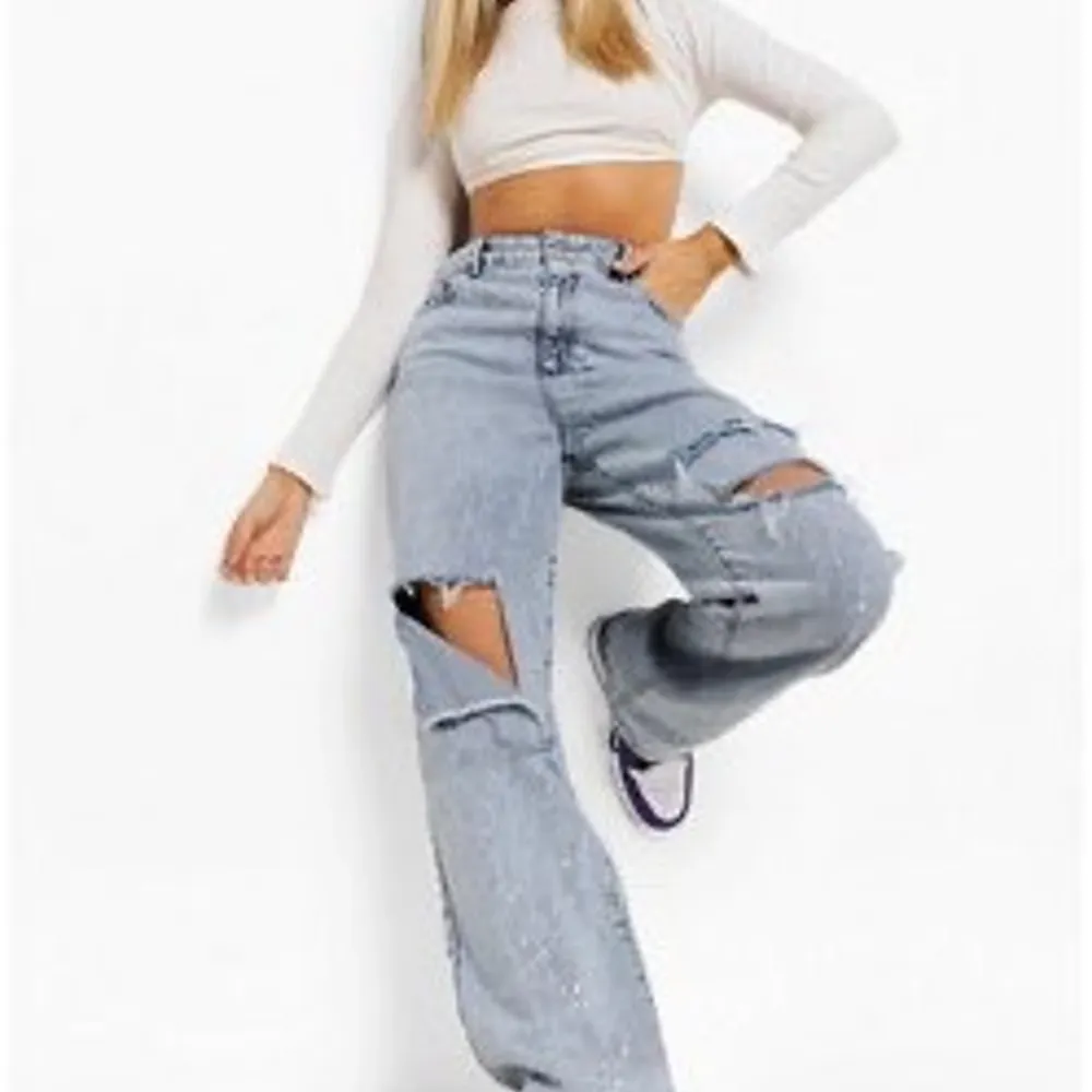 Helt oanvända slitna jeans. Men snygga ”färg/blekta” detaljer under knäna. Säljs pga dem inte kommer till användning💕 Frakt på 66kr tillkommer🚚📦. Jeans & Byxor.