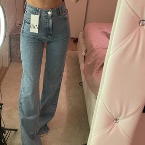 Zara jeans - Zara ZW Premium ’90s full length jeans i storlek 34, som är helt slutsåld på Zaras webbplats. Jeans är helt ny och oanvänd, prislapp sitter kvar. Jag säljer dem eftersom jag har många liknande jeans. Jag är 1,64cm lång. Kontakta mig för flera bilder. KÖP DIREKT FÖR 450kr (första till kvarn)✌🏻💞