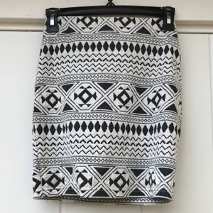 Kort kjol - Kort, svartvit, mönstrad kjol! Supersnygg men används inte längre💞