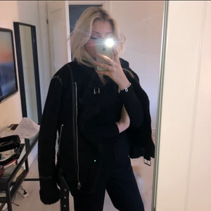 Zara Jacka - säljer min fina Zara jacka då jag inte får användning för den, den är i mycket fint skick och perfekta vår/höst jacka.