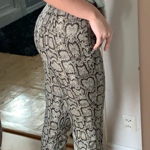Zara orm print  - Går till ankeln för mig som är 174, säljer pga tycker de är för korta på mig! Använda 1 gång 