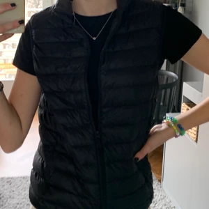 Väst - Svart ultra light down vest från Uniqlo köpt förra säsongen. Använd 1 gång. Nypris 599 kr