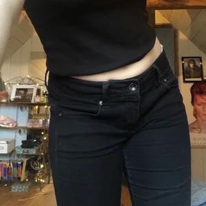 Midwaist jeans från Zalando  - Midwaist stretchiga bootcut jeans från zalando. Säljer för de är lite för stora. De är väldigt sköna och sitter fint. Nypris är 719 kr.