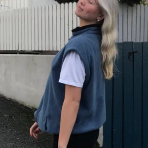 Blå väst - As ball väst köpt på second hand 💕bara använd 2 gånger och i jättefint skick!!