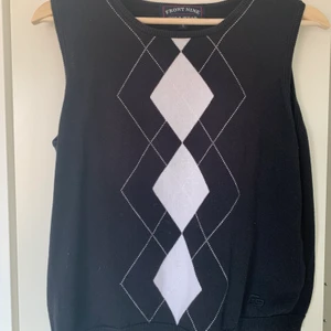 Rutig väst - En väst med ”farfarsrutor” på🤎🤍 Använd Max 3 gånger men köpt second hand🤎 bra skick!