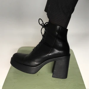 Svarta Vagabond stövletter i skinn strl 38 - SUPERfina svarta skinnstövletter från Vagabond i strl 38. Med snörning samt dragkedja. De har varit riktiga favoriter men nu kommer de inte längre till så stor användning som de förtjänar. Köpte dem nya för cirka 1400 kronor? Har använts endel men i jättefint skick! Klacken är på ca 9,5 cm men det är lite platå så de är fortfarande riktigt bekväma och lätta att gå i 😇! Köparen står för eventuell fraktkostnad och betalning sker helst via swish.