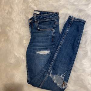 Slitna jeans från Gina tricot i storlek S. Använd några gånger. Köparen står för frakten 