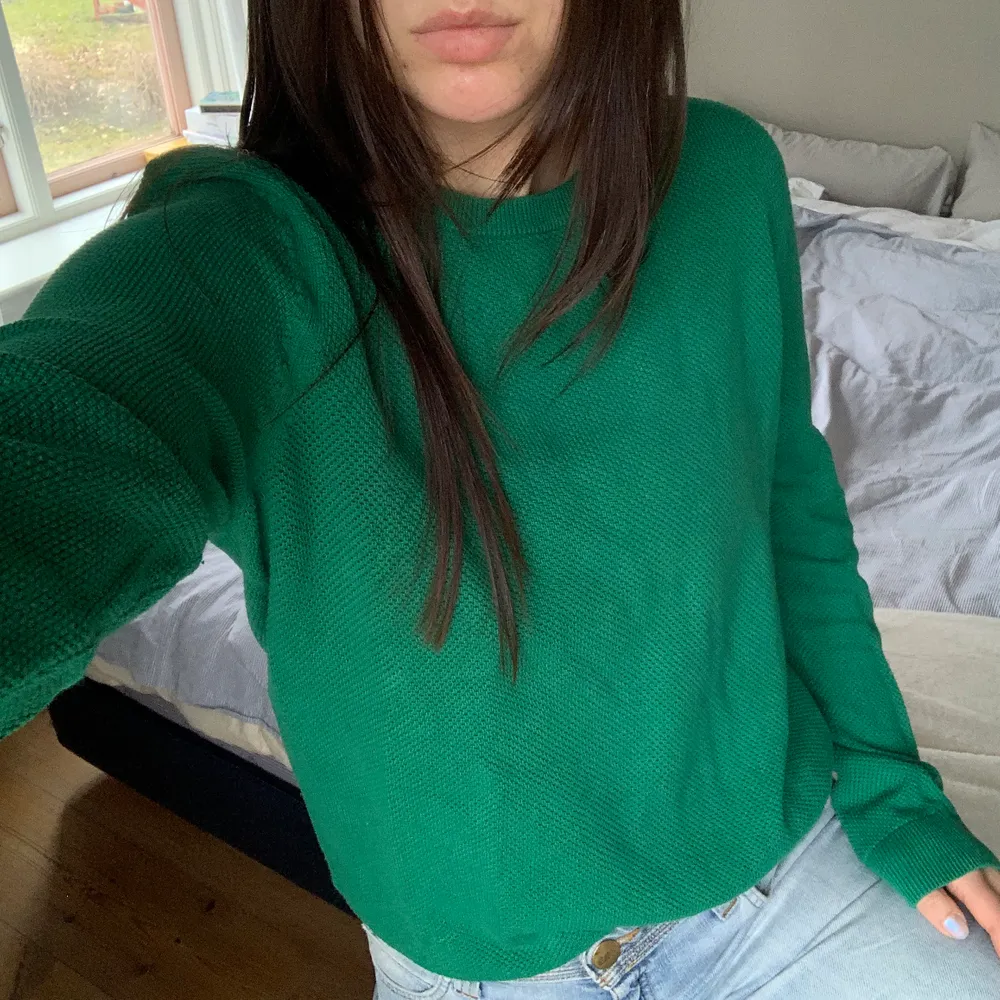 Klargrön tröja i size L. Jag är vanligtvis S i kläder. Bra skick, knappt använd . Tröjor & Koftor.