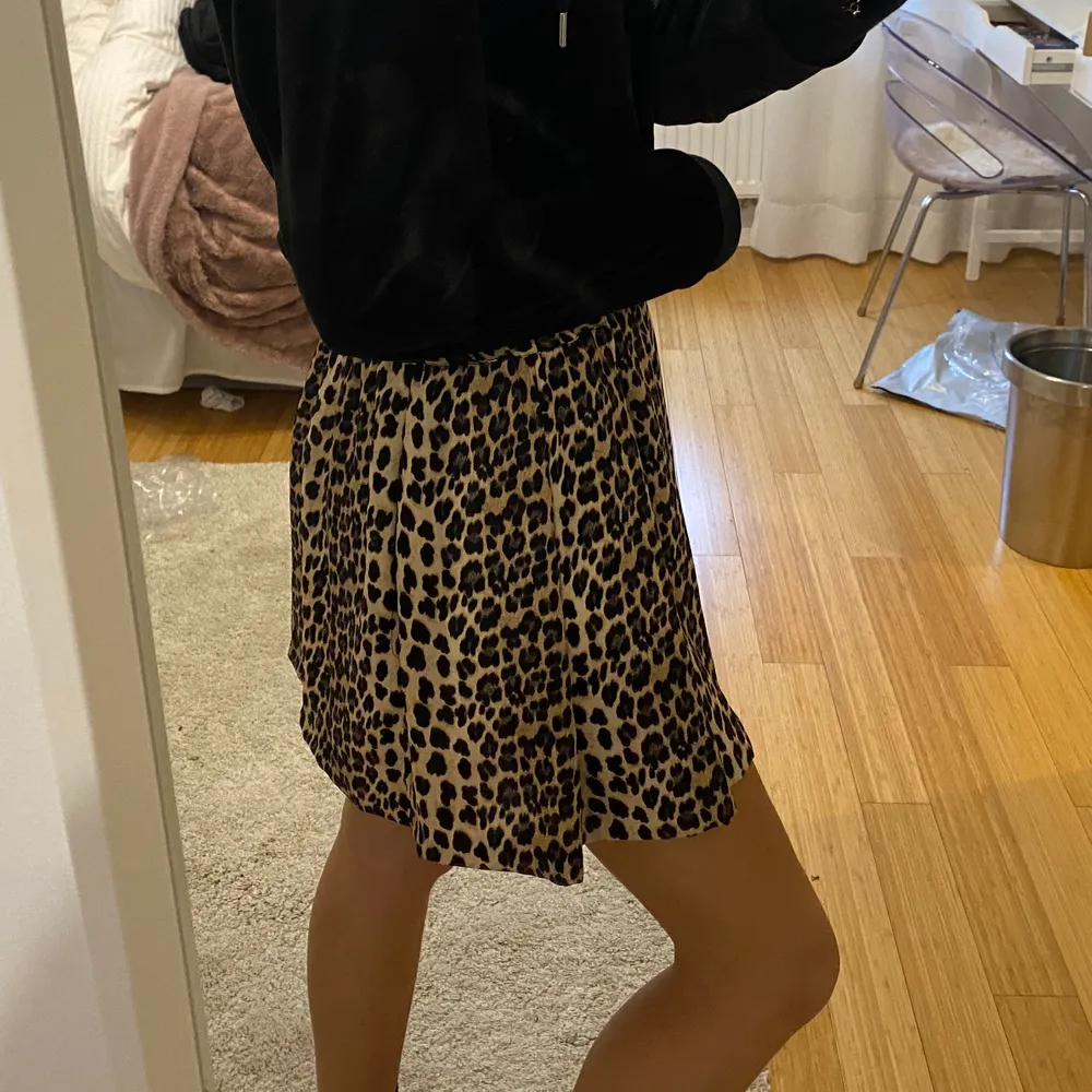 Supersnygg leopardmönstrad kjol från Zara. . Kjolar.