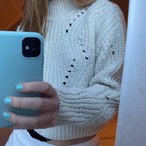 Glittrig tröja från &otherstories - En jättefin stickad tröja med silver glitter från & other stories ! Säljer då den ej kommer till användning, original pris var 600💓 köparen står för frakten💕