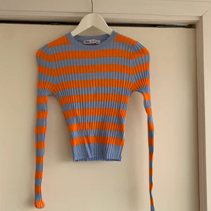 Orange/Blå randig tröja från Zara - Långärmad tröja från Zara i storlek S. Aldrig använd. Nypris 259kr. Köpare står för frakt. 🧡💙🧡💙