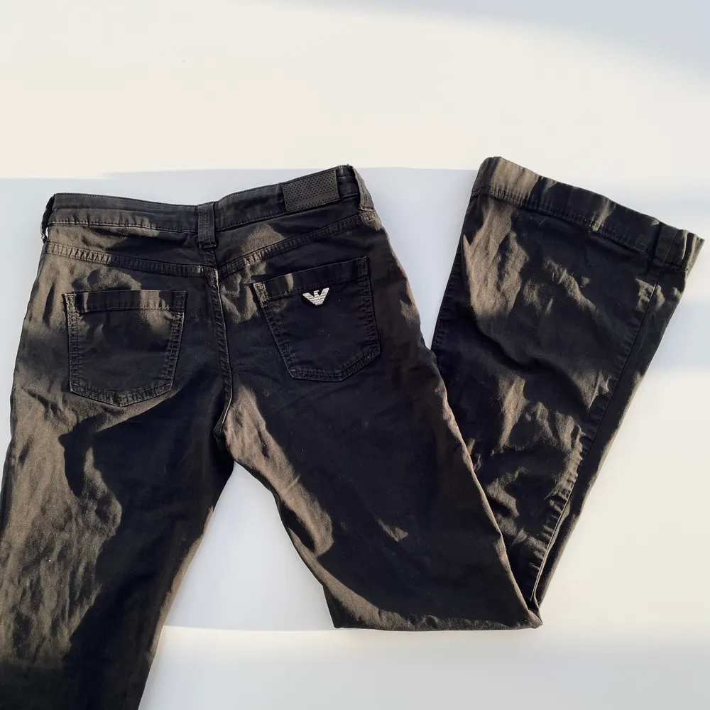 Lowwaist/midwaist bootcut-jeans från Armani i storlek 26. säljer pga för små för mig. Enda defekten syns på tredje bilden där det är slitet nere vid sömen på ena byxbenet, annars är de i väldigt fint skick :) De är lite för långa på mig som är 155cm för längdreferens!. Jeans & Byxor.