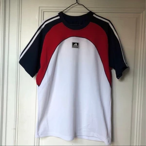 Adidas t-shirt - Vintage adidas t-shirt. Superfint skick, inga fläckar eller hål. 