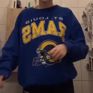 SWEATSHIRT! - en av mina favorit sweatshirts med tryck från beyond retro. bra skick, säljs då jag har många liknande. storlek står inte men sitter oversized på mig som har M. möts i stockholm💋 