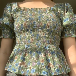 Blommig sommar topp💞 - Säljer denna super söta topp från mango som jag köpte förra sommarn💞 säljer för 150kr + frakt ❤️  den är i storlek XS men passar bra på mig som brukar ha S