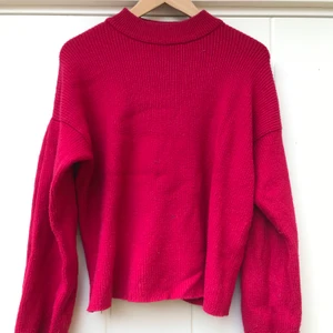 Rosa myströja  - Väldigt skön och mysig tröja i rosa! Stora armar o lös vid midjan, samt en liten krage vid halsen. 💓