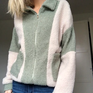 Vårjacka / kofta - Lurvig vårjacka som går likväl att använda som kofta! Den är väldigt tunn så det går bra att ha andra lager under.