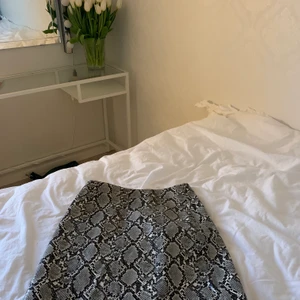 Linn X Nakd - Säljer en kjol från Linns kollektion med nakd i storlek 34, knappt använd men det enda är att det finns ett litet hål nere vid dragkedjan.