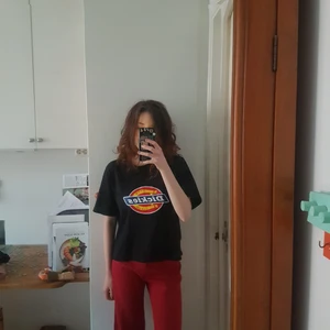 Dickies Tshirt Svart - En svart dickies tshirt i storlek M. Jag har sytt upp den för att den var ganska lång på mig. Ganska tjockt, mjukt tyg. Fint skickz endast använd ett fåtal gånger.