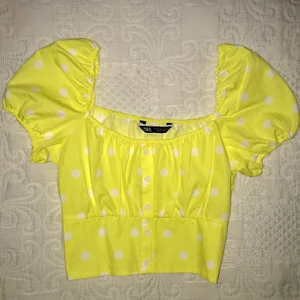 Topp - Superfin gulprickig topp från Zara som knappt är använd. Säljer den då den är för liten för mig. Passar perfekt till sommaren. Storlek S. Hör av er vid intresse. Köparen står för frakten. 