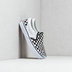 Vans slip on skor - Intressekoll på dessa skor! Använda påriktigt 4 gånger. Köpta på junkyard för 419kr. Köpare står för frakten ❤️