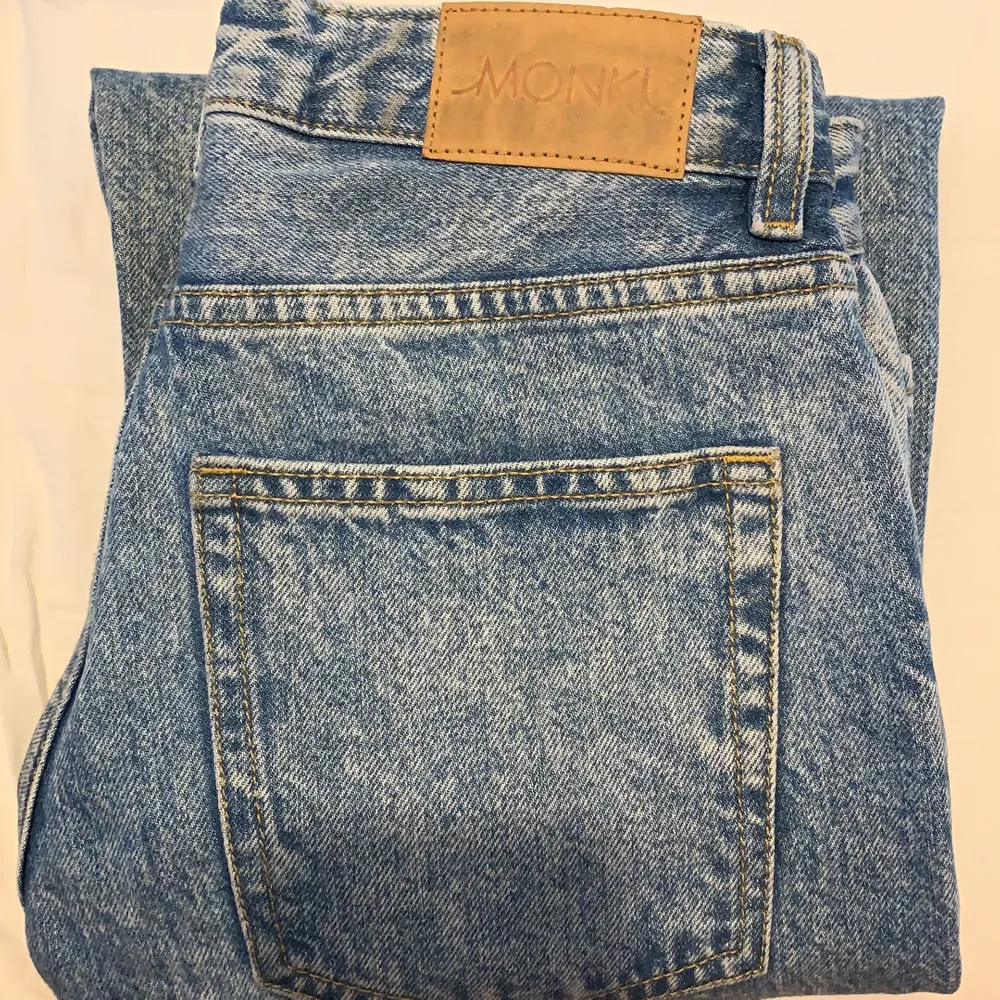 Säljer dessa monki jeans pga att de inte kommer till användning. Har tyvärr glömt bort vilken modell det är:( strl 25 i midjan. Nypris 400 kr, säljer för 100 kr + frakt✨ skickar såklart fler bilder vid intresse!💕. Jeans & Byxor.