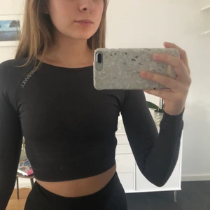 Seamless träningströja  - Mörkgrå skitsnygg seamless träningströja från IcanIwill. Endast använd en gång. Skriv om ni vill ha fler bilder :))