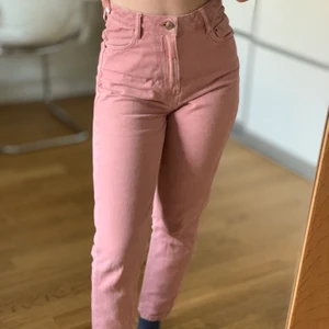 Rosa jeans - Säljer mina absolut favoritjeans då de nu är för små :(( verkligen jättefin färg. Modellen är skinny jeans och köptes på monki i Norge. Är 157cm lång. Storleken är XS-S.