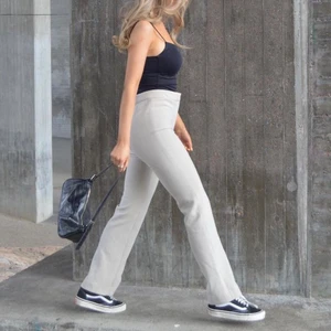 WEEKDAY byxor!  - Ljusgrå/beige kostymbyxor från weekday. Strl 36. Nyskick. Buda!