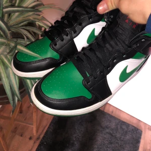 Jordan 1 Banned Mid Green Toe - Tja! Jag tänkte sälja mina Jordan 1 Banned Mid Green Toe. Om du är intresserad så är det bara att kontakta mig genom att skriva ett dm till mig och då kan du även få lite mer bilder på skorna ifall du vill😉. Skorna är oanvända och de är riktigt svårt att få tag på dom här.