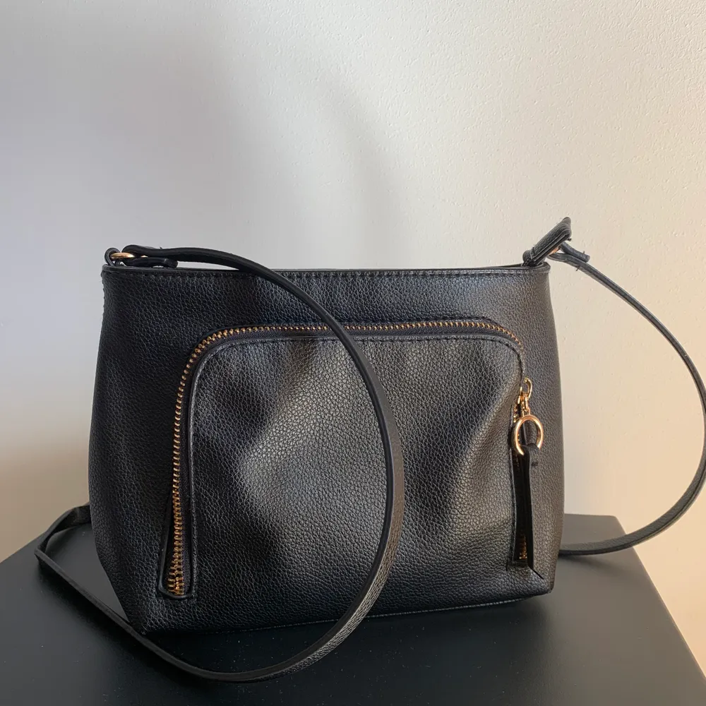En handväska i enkel design m som passar fint till tillfällen! . Väskor.