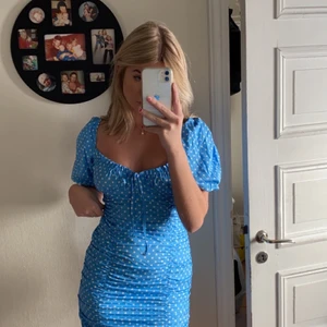 Blå prickig klänning - Intressekoll på denna fina klänningen