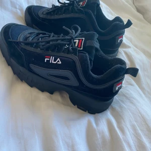 Fila skor - Använd fåtal gånger pga fel storlek. Nypris runt 1200, frakt tillkommer 66kr 