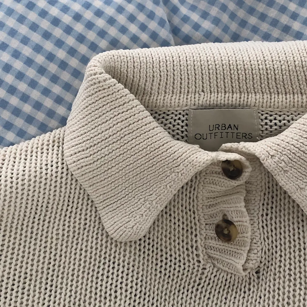 Urban Outfitters stickade tröja med tortoise knappar. Tröjor & Koftor.