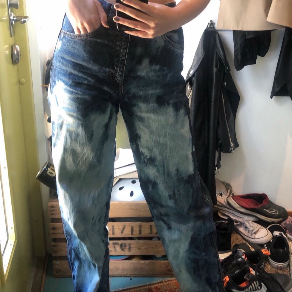 Superfina wide leg jeans som är blekta! Vet inte den exakta storleken men skulle tippa på W25, passar bra på mig som är 170 i längd. Möts upp eller fraktar.. Jeans & Byxor.