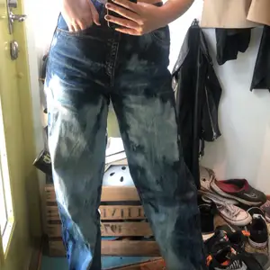 Superfina wide leg jeans som är blekta! Vet inte den exakta storleken men skulle tippa på W25, passar bra på mig som är 170 i längd. Möts upp eller fraktar.