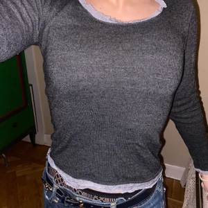 Härlig grå tröja - Grå åtsittande tröja med fin spets vid kragen, storlek står inte men passar bra på mig som brukar ha S. Jättemysig men jag använder den tyvärr inte så mycket :(