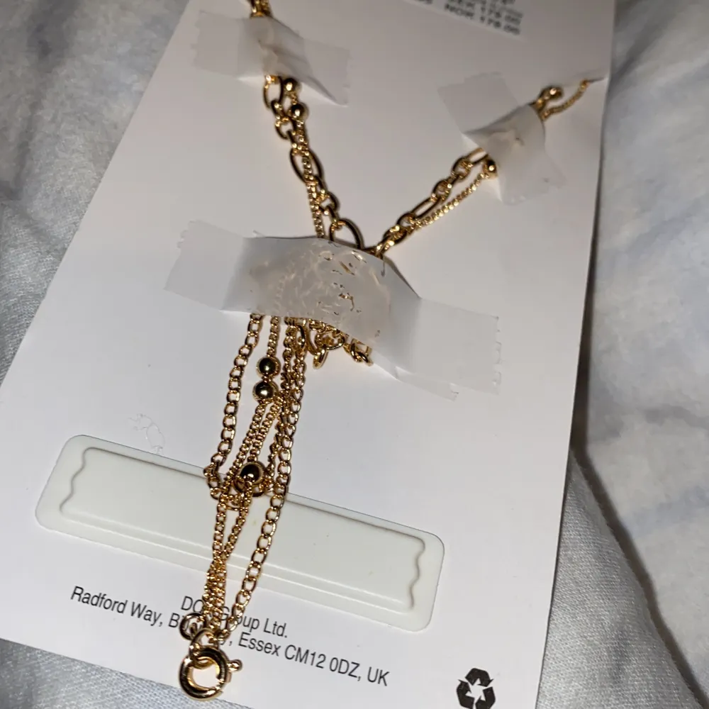 Ej använd  Ett fint halsband i färgat guld med fina detaljer. Accessoarer.