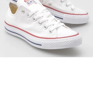 Converse  - Vita låga converse i storlek 37. Super fina vår och sommarskor!!