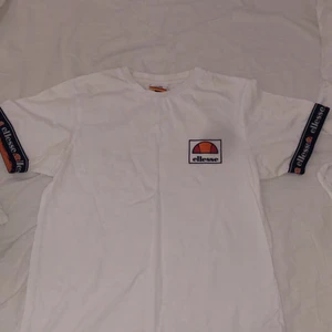 Ellesse oversized T-shirt  - Helt oanvänd oversized boyfriend T-shirt från Ellesse, strl xs men passar som en S. (Ingen fläck på tröjan det är min kamera)