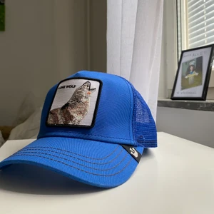 Goorin Bros keps - Jag säljer min fina Goorin Bros keps i en as ball blå färg, jag har inte sätt någon annan med just denna färgen vilket gör att den verkligen sticker ut! Den är köpt på hatstore för 399kr för ungefär 2 månader sen och använts runt 5 gånger, men pga att jag har väldigt många kepsar så har den inte använts så mycket som den förtjänar, den gör verkligen en hel outfit! Om många är intresserade blir det budgivning. Bud på 380kr