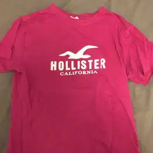 Säljer denna rosa Hollister T-shirt, använd endast 1 gång. Storlek passar storlek S, köparen står för frakten 