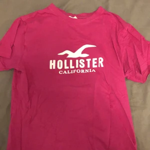 Hollister  - Säljer denna rosa Hollister T-shirt, använd endast 1 gång. Storlek passar storlek S, köparen står för frakten 