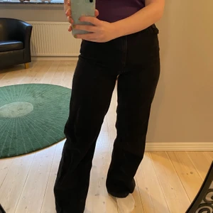 Monki jeans - Svarta jeans från Monki! Jag är 163 och de är rätt långa på mig. Spårbarfrakt på 66kr tillkommer