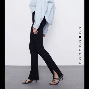 Jeans med slits från ZARA - Väldigt stretchiga, svarta, skinny-jeans från ZARA. Högmidjade, superbra passform och skitsnygg slits. Storlek 34 men väldigt stretchiga. Använda ett fåtal gånger, inga skavanker.