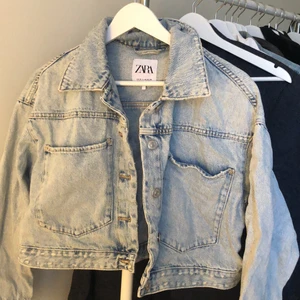 Jeansjacka - Jackan är inköpt förra våren och är sparsamt använd! 