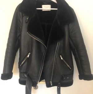Biker jacka Zara - Oversized bikerjacka från zara i nyskick. 
